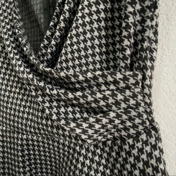 NY&CO Houndstooth Black and Grey Peplum Shell - Picture 6 of 6